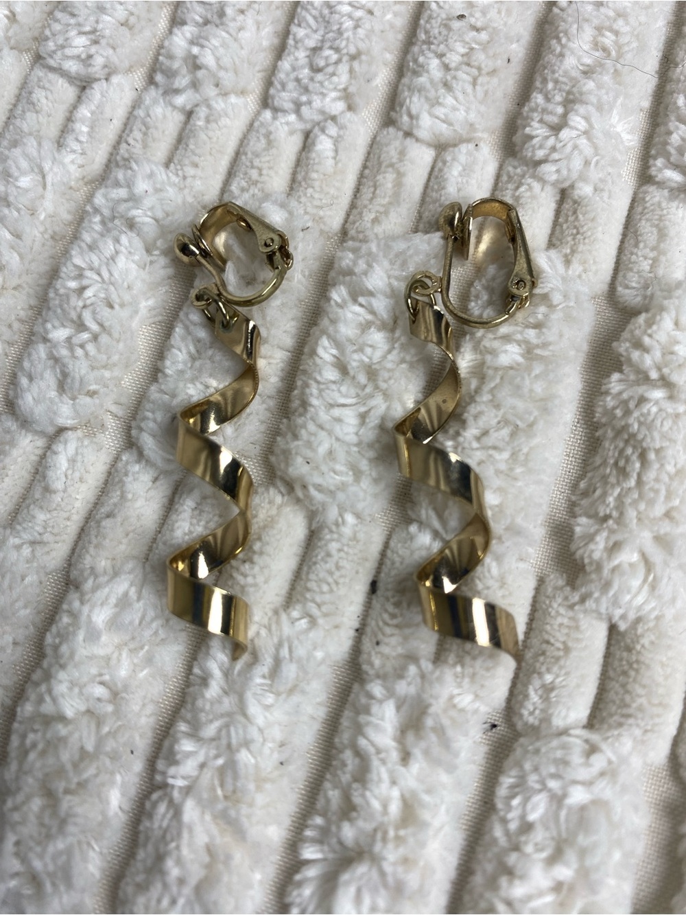 Vtg 1980s Gold Tone Spiral Ribbon Dangle Earrings Abstract Geometric Clip On MCM